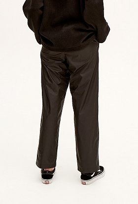 Фото модной одежды - аги брюки таффета на резинке черные сезон 2020 года