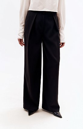 Фото модного тимбра брюки палаццо со встречной складкой черные сезон 2020 года
