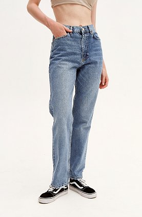 Фото модного denim джинсы высокая посадка голубые сезон 2020 года
