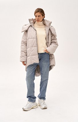 Фото модного килли куртка кокон с капюшоном бежевая сезон 2020 года