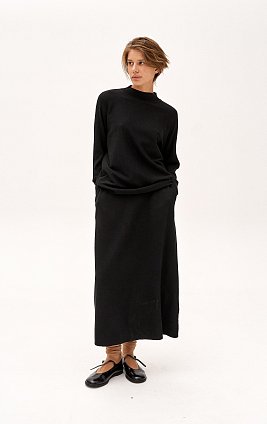 Фото модного limited костюм джемпер с юбкой черный сезон 2020 года