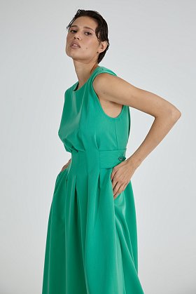 Фото модного лиина платье без рукавов зеленый сезон 2020 года