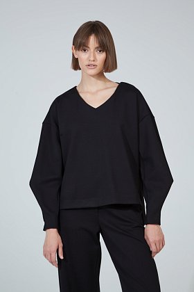 Фото модного монро пуловер трикотаж черный сезон 2020 года