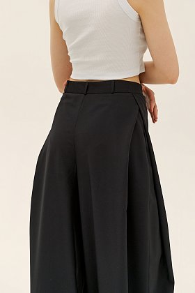 Фото модной одежды - анели брюки со складками черные сезон 2020 года