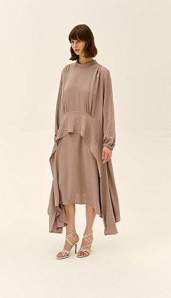 Фото модной одежды - мусс платье с воланом капучино сезон 2020 года