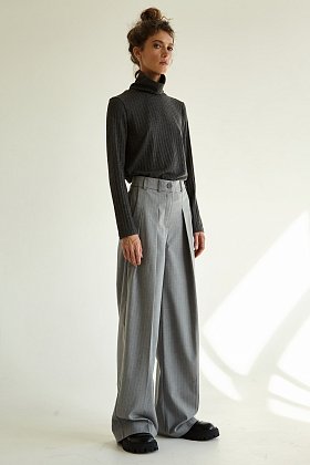 Фото модной одежды - нора брюки палаццо полоска серые сезон 2020 года