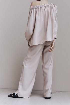 Фото модной одежды - пола костюм блуза с брюками бежевый сезон 2020 года