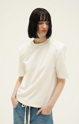 Фото модной одежды - присни футболка с формованными плечами белая сезон 2020 года