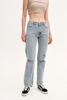 Фото модного denim джинсы с прорезями голубые сезон 2020 года