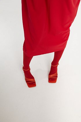 Фото модного мила красное платье-кокон сезон 2020 года