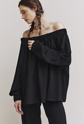 Фото модной одежды - пола блуза круизная черная сезон 2020 года