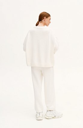Фото модной одежды - мильфей костюм джемпер с брюками белый сезон 2020 года