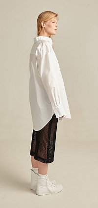 Фото модной одежды - дэус рубашка-платье белая сезон 2020 года