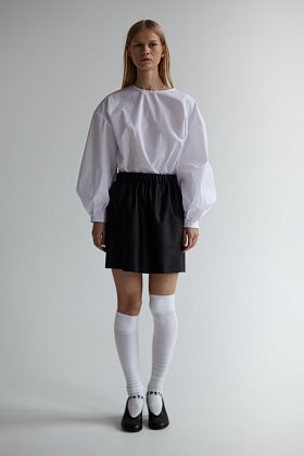 Фото модного скин юбка мини из экокожи черный сезон 2020 года