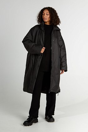 Фото модного брэди пуховик-пальто черное сезон 2020 года