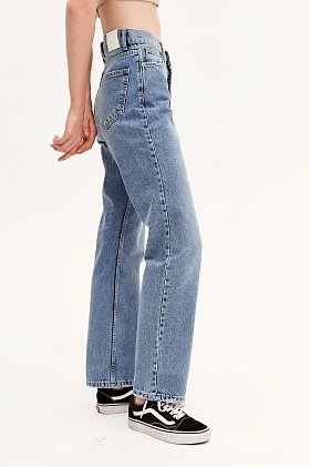 Фото модной одежды - denim джинсы высокая посадка голубые сезон 2020 года