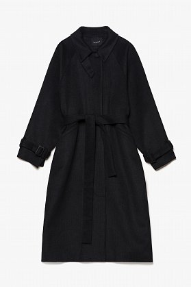 Фото модной одежды - черное пальто с поясом фриман сезон 2020 года