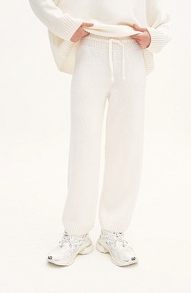Фото модного мильфей брюки вязка с лампасами белые сезон 2020 года