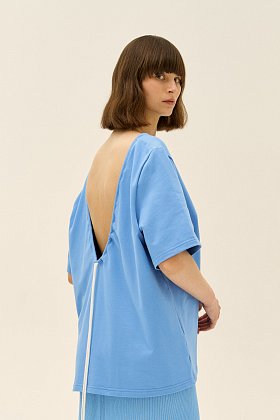 Фото модной одежды - айра футболка с открытой спиной голубая сезон 2020 года