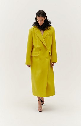 Фото модного ленте пальто длинное двубортное желтое сезон 2020 года