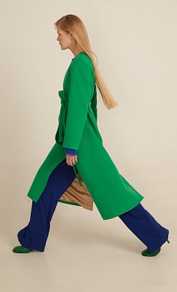 Фото модного лори пальто на поясе зеленое сезон 2020 года
