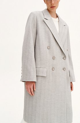 Фото модной одежды - стив пальто двубортное оверсайз серое в елочку сезон 2020 года