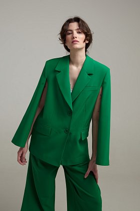Фото модного моби костюм жакет с капри зеленый сезон 2020 года
