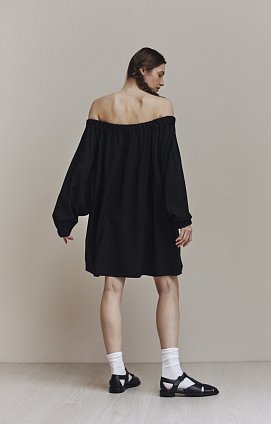 Фото модной одежды - пола платье круизное черное сезон 2020 года