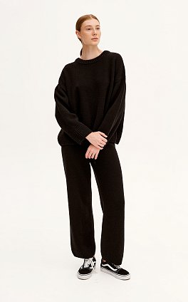 Фото модного мильфей костюм джемпер с брюками черный сезон 2020 года