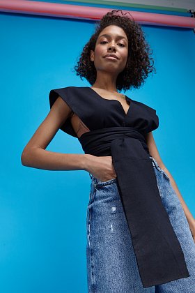 Фото модной одежды - айка трикотажный топ-жилет черного цвета сезон 2020 года