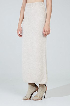 Фото модного агва юбка вязаная прямая молочный сезон 2020 года