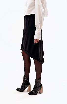 Фото модного тимбра юбка с манжетом черная сезон 2020 года