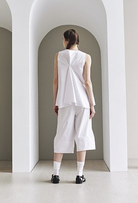 Фото модной одежды - сандра костюм блуза с капри белый сезон 2020 года