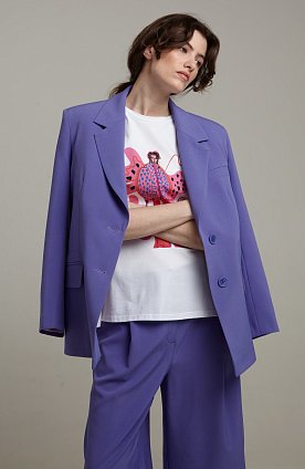 Фото модной одежды - моби костюм жакет с капри сиреневый сезон 2020 года