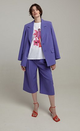 Фото модного моби костюм жакет с капри сиреневый сезон 2020 года