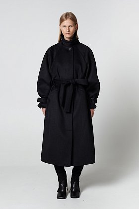 Фото модного фриман пальто с поясом черный в полоску сезон 2020 года