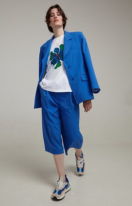 Фото модной одежды - моби костюм жакет с капри голубой сезон 2020 года