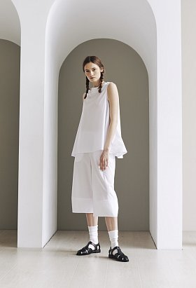 Фото модного сандра костюм блуза с капри белый сезон 2020 года