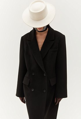 Фото модного ленте пальто длинное двубортное черное сезон 2020 года