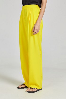 Фото модного илона брюки из льна желтого цвета сезон 2020 года