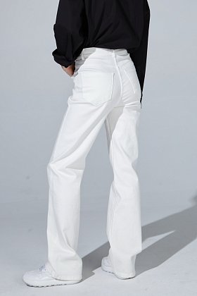 Фото модной одежды - denim джинсы прямые белые сезон 2020 года