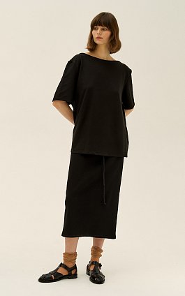 Фото модной одежды - айра футболка с открытой спиной черная сезон 2020 года