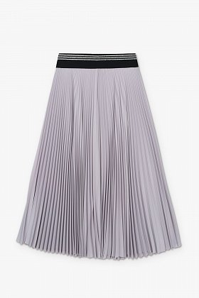 Фото модной одежды - плиссе юбка миди серая сезон 2020 года