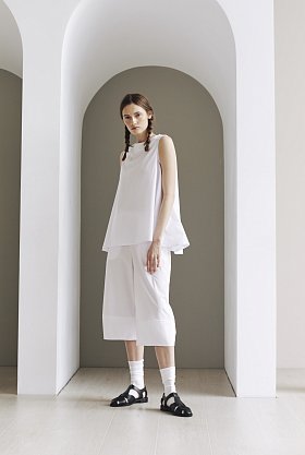 Фото модной одежды - сандра капри белые сезон 2020 года
