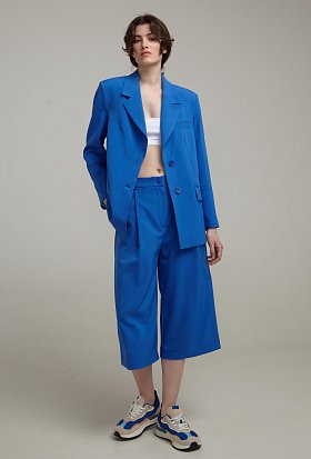 Фото модного моби костюм жакет с капри голубой сезон 2020 года