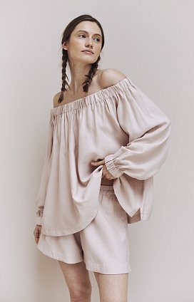 Фото модной одежды - пола костюм блуза с шортами бежевый сезон 2020 года