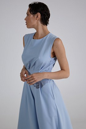 Фото модного лиина платье без рукавов голубое сезон 2020 года