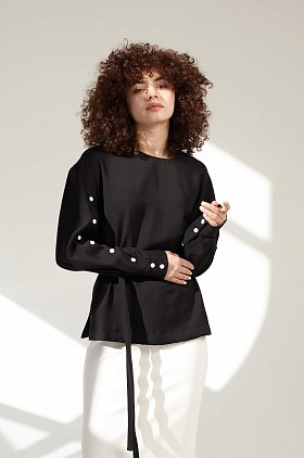 Фото модной одежды - сари блуза с кнопками на рукаве черная сезон 2020 года