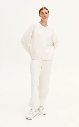 Фото модного мильфей костюм джемпер с брюками белый сезон 2020 года